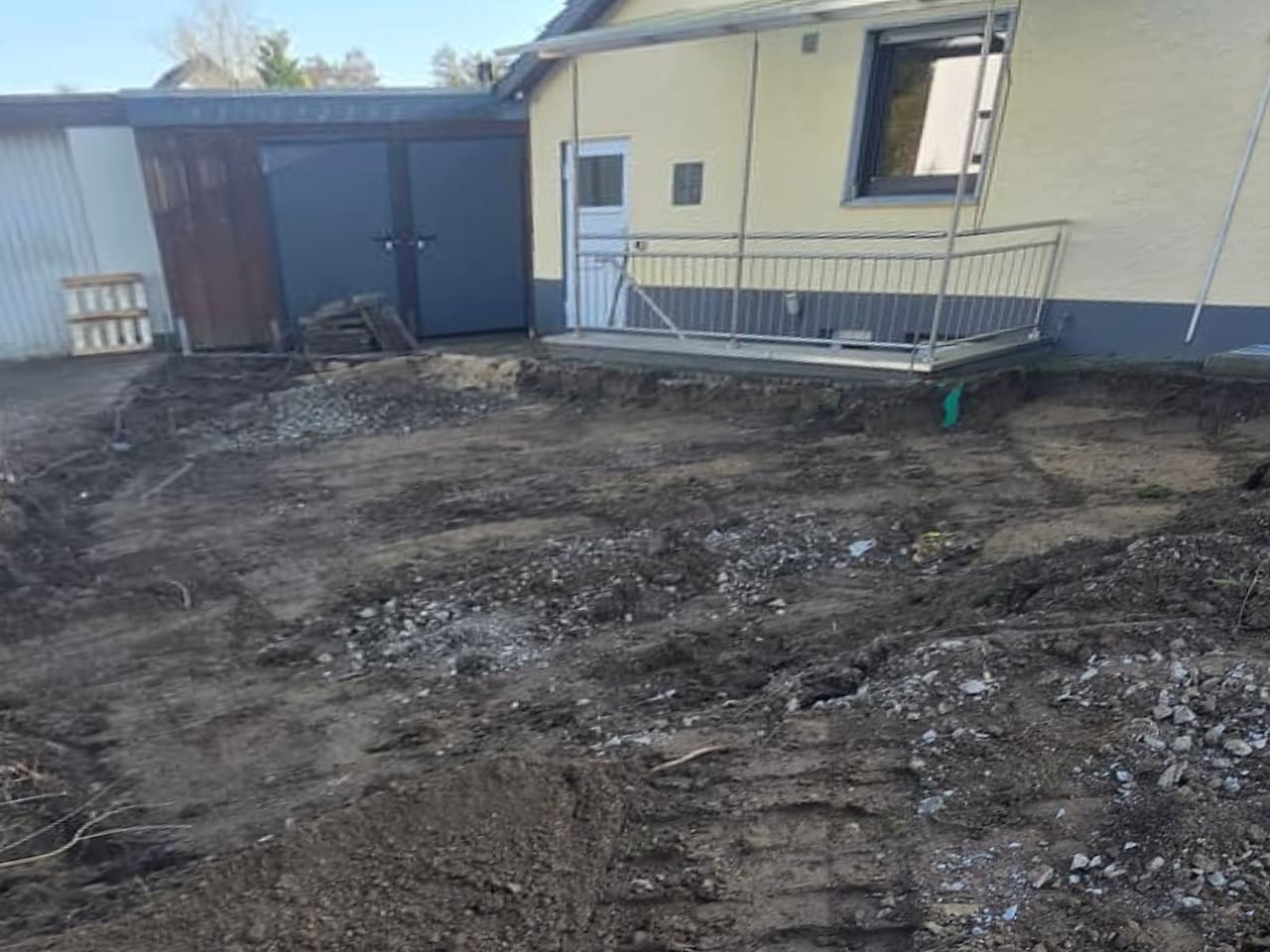 Vorher: unbefestigte Erdfläche hinter dem Haus vor dem Pflastern in Bielefeld